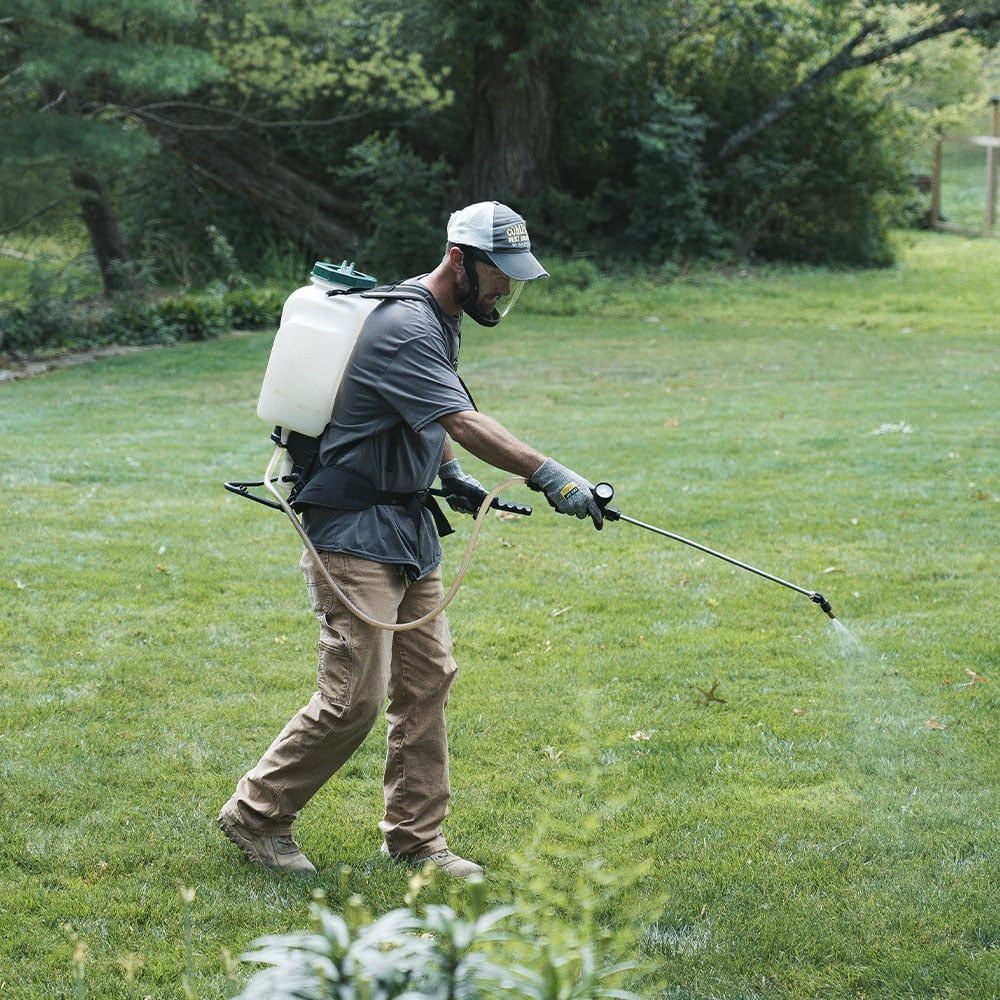 exterminator-in-yard-circle-08a97b9c40ddaa35d391a744f6bd836d-jxr06izm75nu